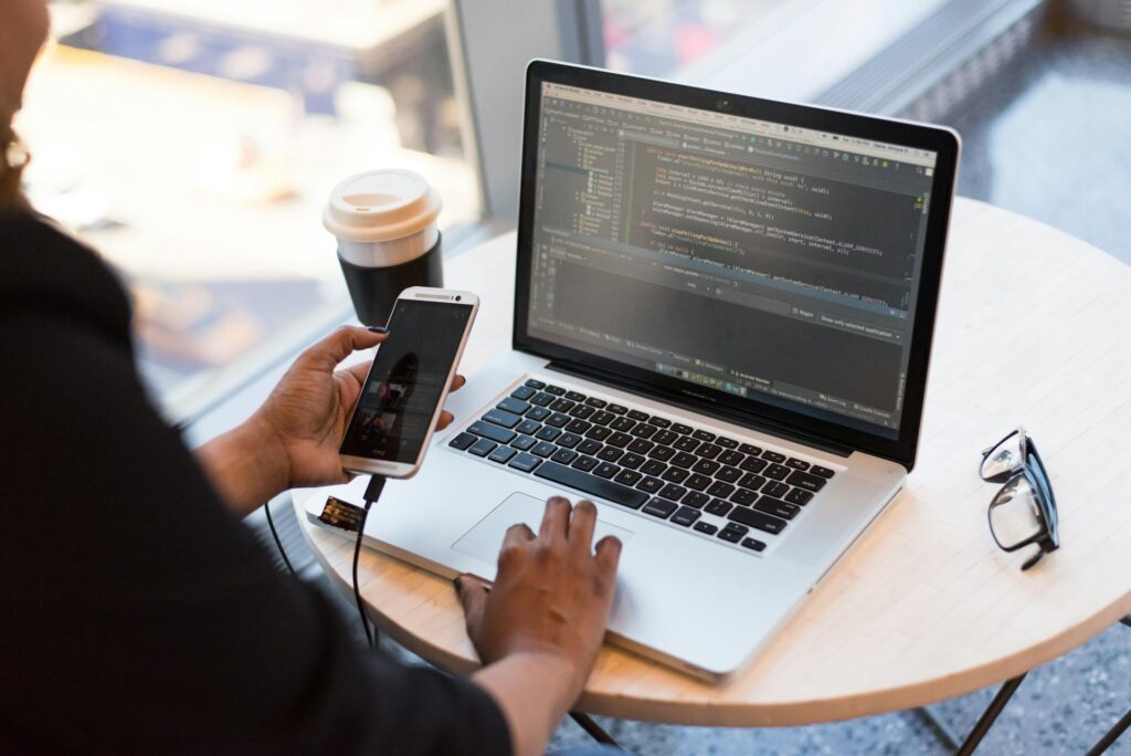 Modern workspace billentyűzet monitor — VeLeTech.One IT support